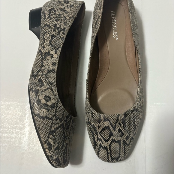 Aerosoles Sophisticated Black and Tan Leather Flats with Snakeskin Texture - Picture 2 of 14